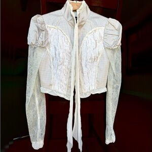 Bebe new blazer with lace and pearl
buttons, elegant and unique! Sz M